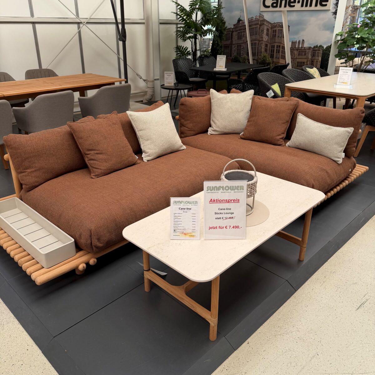Cane-line Sticks Platform Loungegruppe aus Teak mit braunen und sandfarbenen Kissen