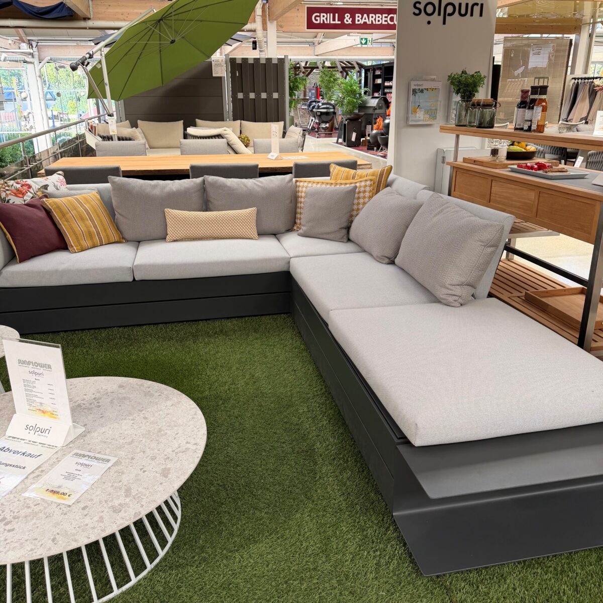 Solpuri Boxx modulare Loungegruppe in Aluminium anthrazit mit hellgrauen Polstern