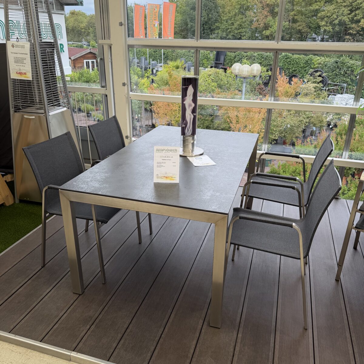 SIT Mobilia Ventura Tisch mit Dekton-Platte Ocean Black und vier Tinto Stapelsesseln aus Edelstahl