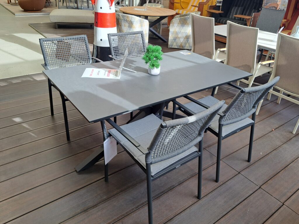 Sonnenpartner Spectra Tisch in Struktura Anthrazit mit vier Siena Garden Kent Sesseln